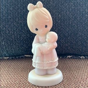 Precious Moments - A Special Delivery Figurine